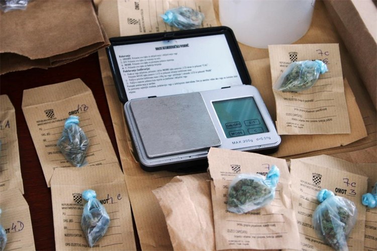 Slika /2018/marihuana u paketićima.JPG